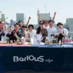 ボリビアのお酒であるシンガニのブースに立ち寄るナターリア・サラサール・バルデラマ駐日ボリビア多民族国臨時代理大使 ボリビアのお酒であるシンガニのブースに立ち寄るナターリア・サラサール・バルデラマ駐日ボリビア多民族国臨時代理大使